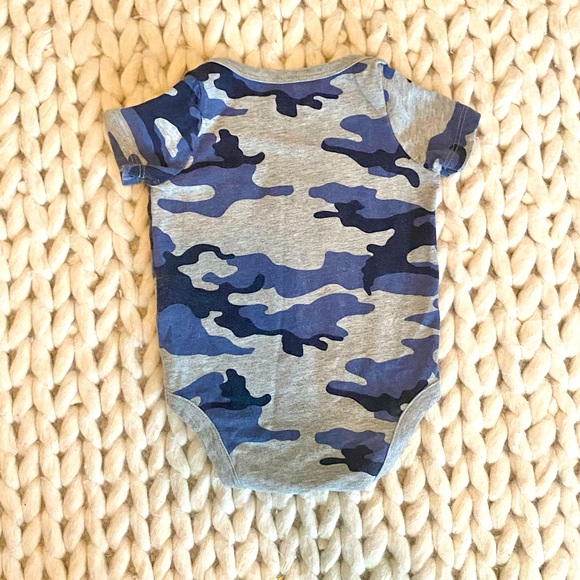BabyGap Short Sleeve Camouflage Onesie Size 0-3 Months - Picture 3 of 3